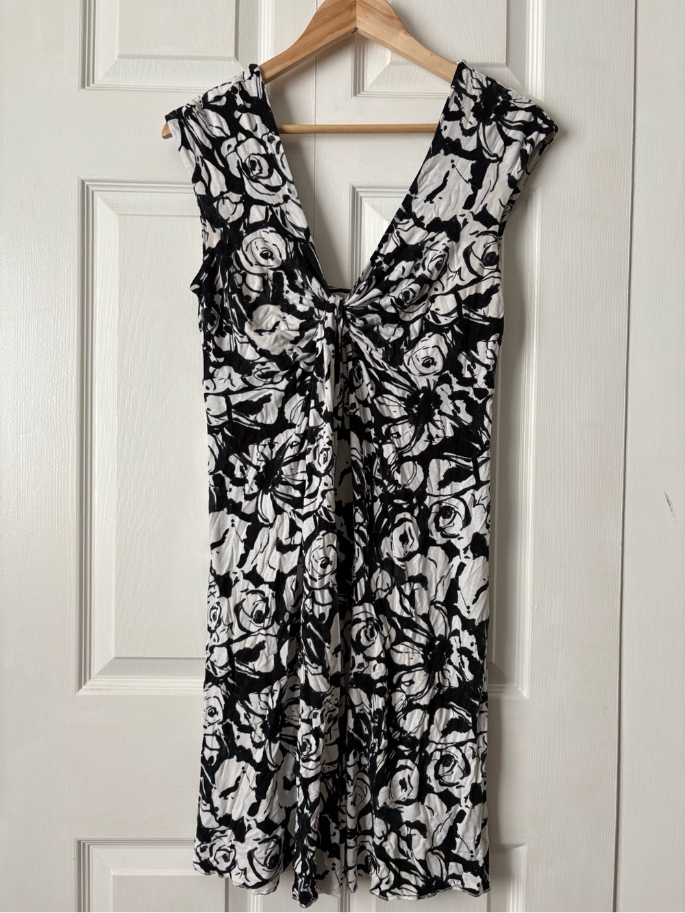 Express Black & White Floral Knot-Front Dress